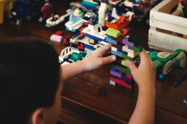 Klocki LEGO do zabawy dla osób w różnym wieku